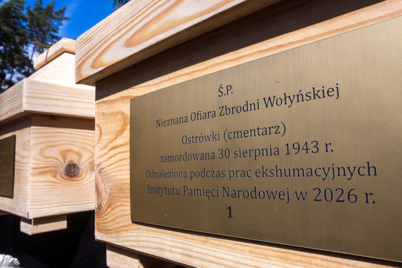 Ceremonia pogrzebowa doczesnych szczątków mieszkańców Ostrówek i Woli Ostrowieckiej – ofiar ludobójstwa na Wołyniu – 30 sierpnia 2026. Fot. Sławek Kasper (IPN)