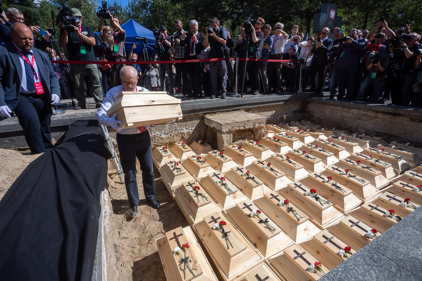 Ceremonia pogrzebowa doczesnych szczątków mieszkańców Ostrówek i Woli Ostrowieckiej – ofiar ludobójstwa na Wołyniu – 30 sierpnia 2026. Fot. Sławek Kasper (IPN)