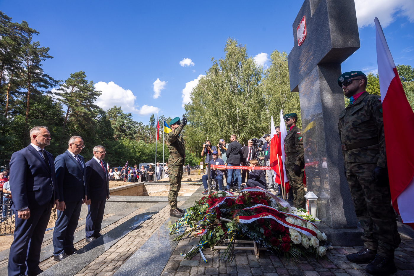 Ceremonia pogrzebowa doczesnych szczątków mieszkańców Ostrówek i Woli Ostrowieckiej – ofiar ludobójstwa na Wołyniu – 30 sierpnia 2026. Fot. Sławek Kasper (IPN)