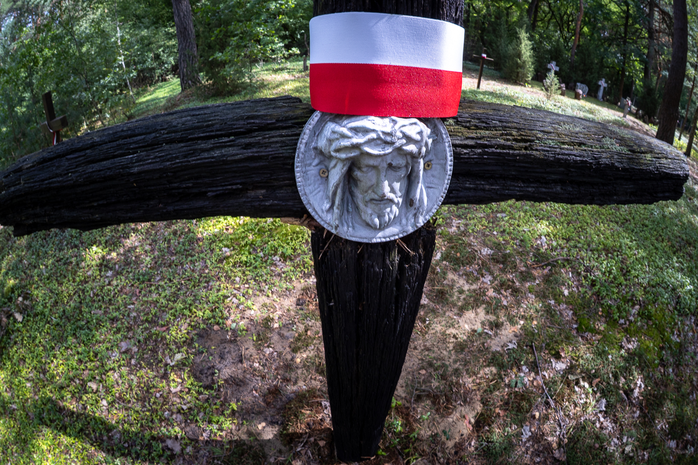 Ceremonia pogrzebowa doczesnych szczątków mieszkańców Ostrówek i Woli Ostrowieckiej – ofiar ludobójstwa na Wołyniu – 30 sierpnia 2026. Fot. Sławek Kasper (IPN)