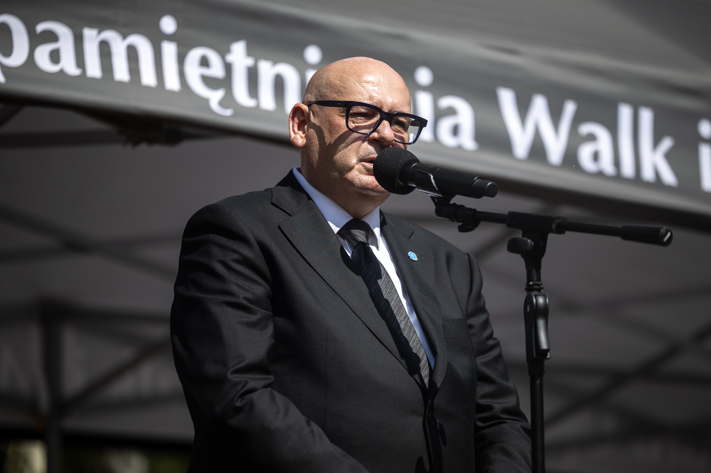 Ceremonia pogrzebowa doczesnych szczątków mieszkańców Ostrówek i Woli Ostrowieckiej – ofiar ludobójstwa na Wołyniu. Na zdj. wicemarszałek Sejmu RP Piotr Zgorzelski – 30 sierpnia 2026. Fot. Sławek Kasper (IPN)