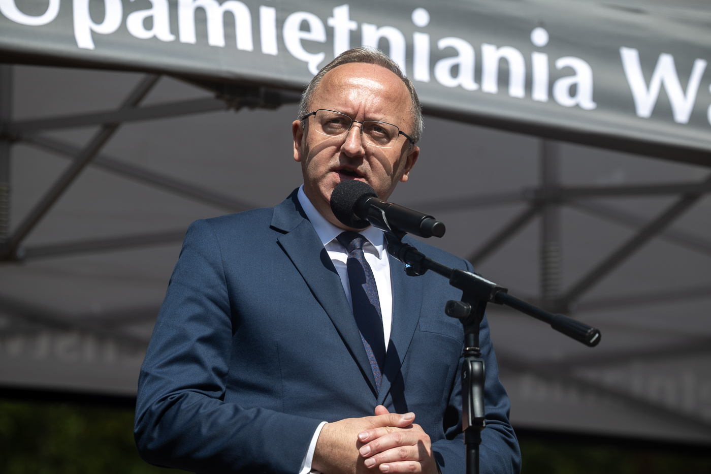 Ceremonia pogrzebowa doczesnych szczątków mieszkańców Ostrówek i Woli Ostrowieckiej – ofiar ludobójstwa na Wołyniu. Na zdj. dr hab. Karol Polejowski, zastępca prezesa IPN – 30 sierpnia 2026. Fot. Sławek Kasper (IPN)