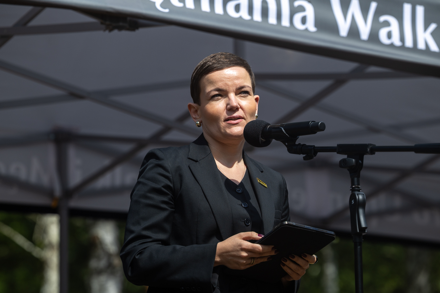 Ceremonia pogrzebowa doczesnych szczątków mieszkańców Ostrówek i Woli Ostrowieckiej – ofiar ludobójstwa na Wołyniu – 30 sierpnia 2026. Na zdj. minister kultury i dziedzictwa narodowego Marta Cienkowska. Fot. Sławek Kasper (IPN)