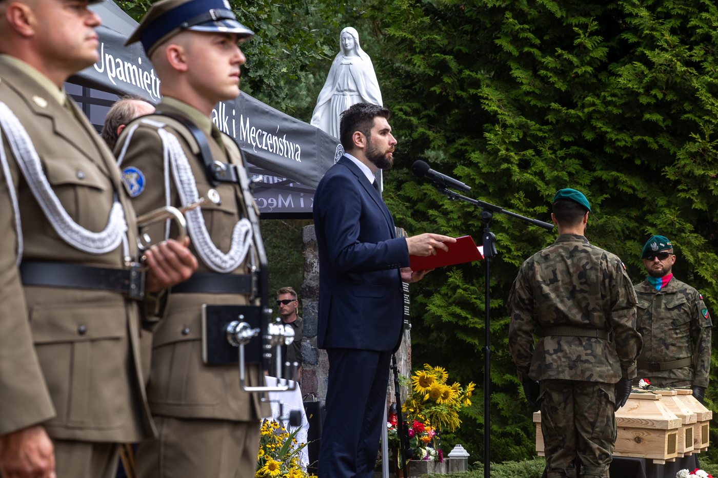 Ceremonia pogrzebowa doczesnych szczątków mieszkańców Ostrówek i Woli Ostrowieckiej – ofiar ludobójstwa na Wołyniu. Na zdj. doradca Prezydenta RP, Prezydent Miasta Chełm Jakub Banaszek – 30 sierpnia 2026. Fot. Sławek Kasper (IPN)