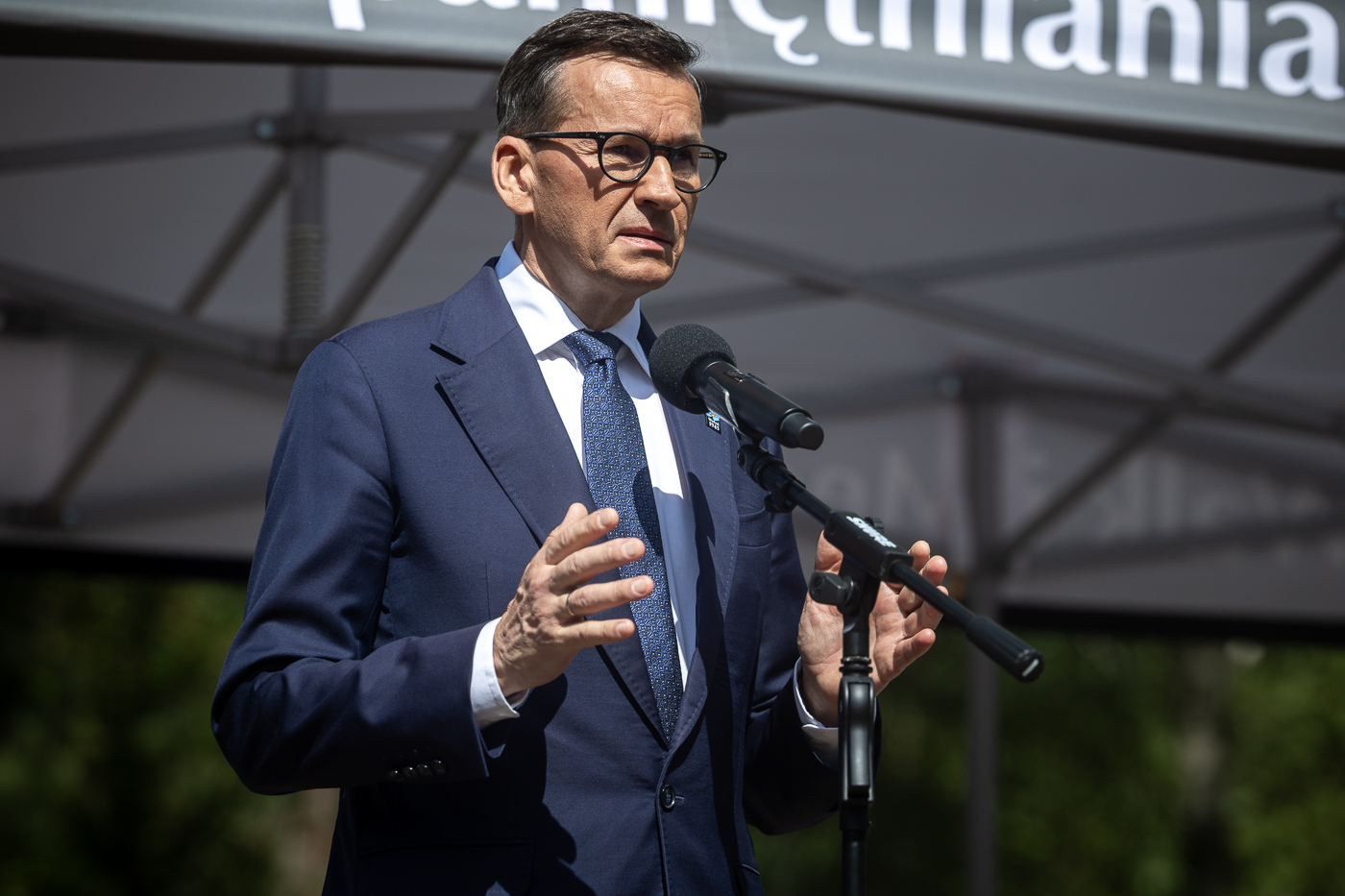 Ceremonia pogrzebowa doczesnych szczątków mieszkańców Ostrówek i Woli Ostrowieckiej. Na zdj. poseł, były premier Mateusz Morawiecki – ofiar ludobójstwa na Wołyniu – 30 sierpnia 2026. Fot. Sławek Kasper (IPN)