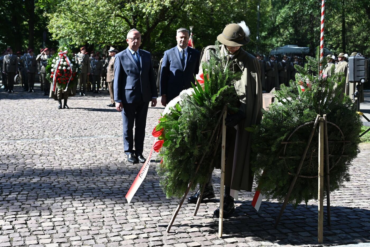 W hołdzie bohaterom 1939 roku. Na zdj. kwiaty składają zastępca prezesa IPN dr hab. Karol Polejowski i dyrektor krakowskiego oddziału IPN dr hab. Filip Musiał – Kraków, 1 września 2026. Fot. Janusz Ślęzak (IPN)