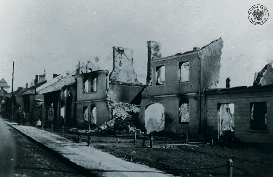 Zniszczone przez Niemców budynki wzdłuż jednej z ulic w Pińczowie; widok z samochodu niemieckiego, 9-10 IX 1939 r. (fot. IPN)