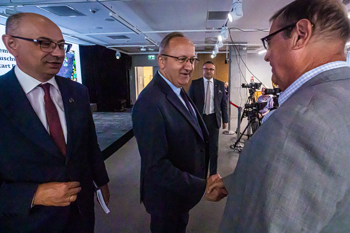 Wykład „Osiemdziesiąt lat po Auschwitz”. Na zdj. od lewej: zastępcy prezesa IPN dr Mateusz Szpytma i dr hab. Karol Polejowski oraz prof. emer. Daniel Blatman – Warszawa, 2 września 2026. Fot. Sławek Kasper (IPN)