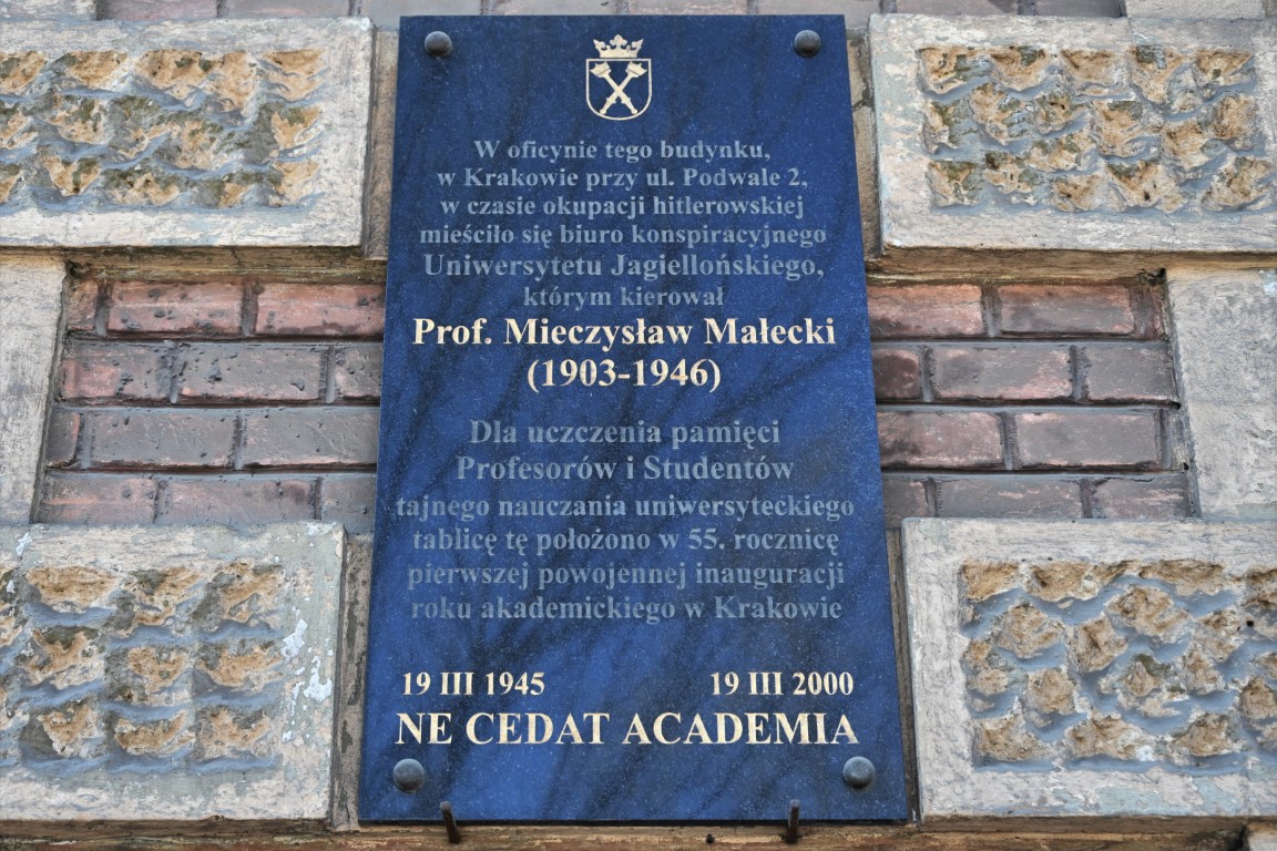Tablica upamiętniająca prof. Mieczysława Małeckiego oraz studentów i profesorów tajnego nauczania w kamienicy przy ulicy Podwale 2 w Krakowie. Fot. Żaneta Wierzgacz (IPN)
