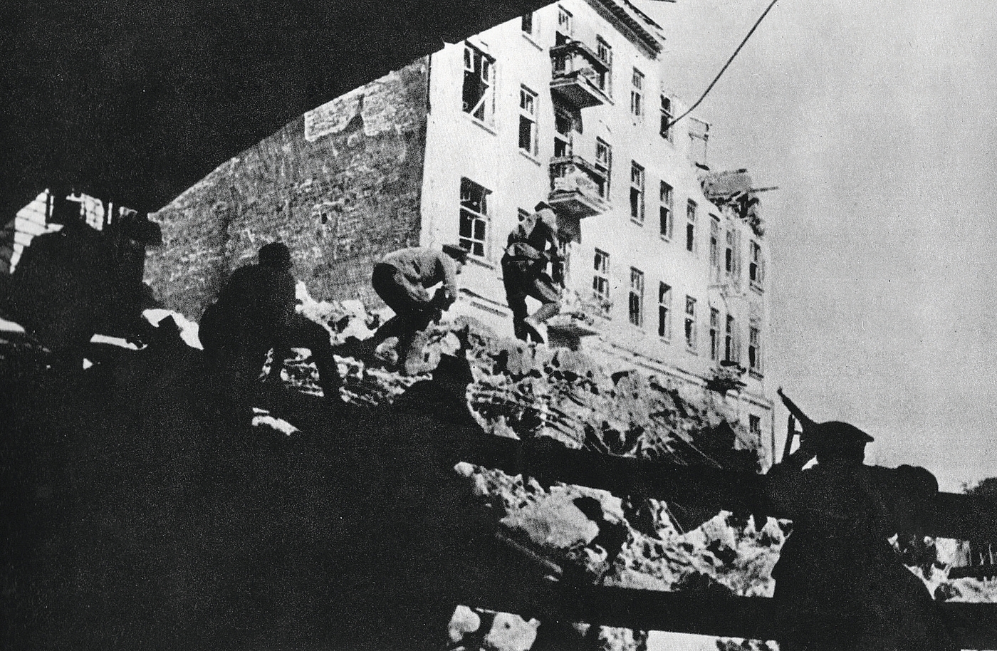 Żołnierze I Armii Wojska Polskiego podczas walk ulicznych na Pradze 13 IX 1944 r. (fot. domena publiczna)