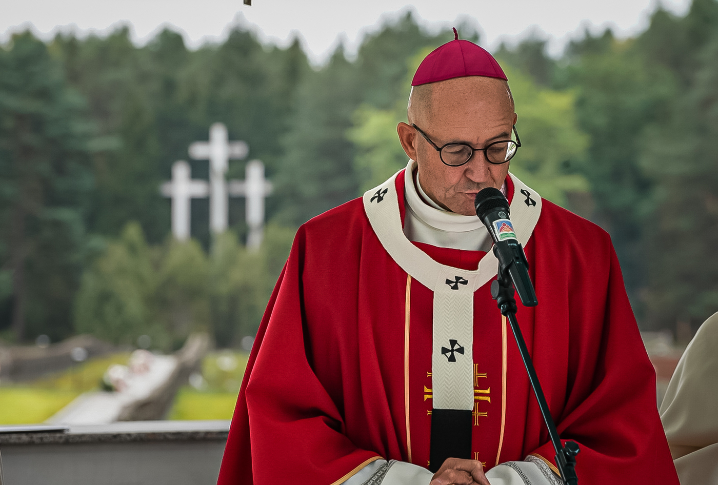 Upamiętniliśmy ofiary egzekucji w Puszczy Kampinoskiej. Na zdj. Jego Ekscelencja Abp Adrian Galbas, arcybiskup Metropolita Warszawski – Palmiry, 14 września 2026. Fot. Mateusz Niegowski (IPN)