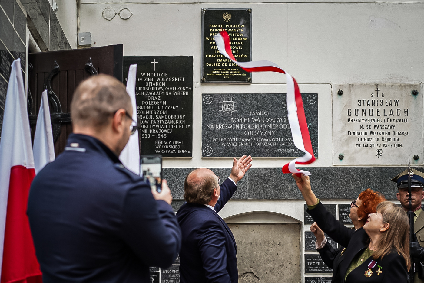 Odsłoniliśmy tablicę poświęconą pamięci Polaków przymusowo deportowanych do Kazachstanu, na Syberię oraz do republik Azji Środkowej – Warszawa, 15 sierpnia 2026. Fot. Mateusz Niegowski (IPN)