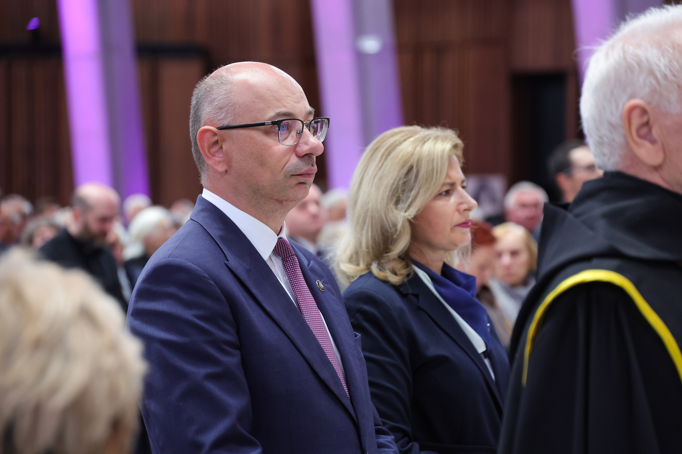 Pożegnaliśmy ks. Stanisława Małkowskiego. Na zdj. zastępca prezesa IPN dr Mateusz Szpytma i podsekretarz stanu w Kancelarii Prezydenta RP Agnieszka Jędrzak – Warszawa, 17 września 2026. Fot. Dariusz Skrzyniarz (IPN)