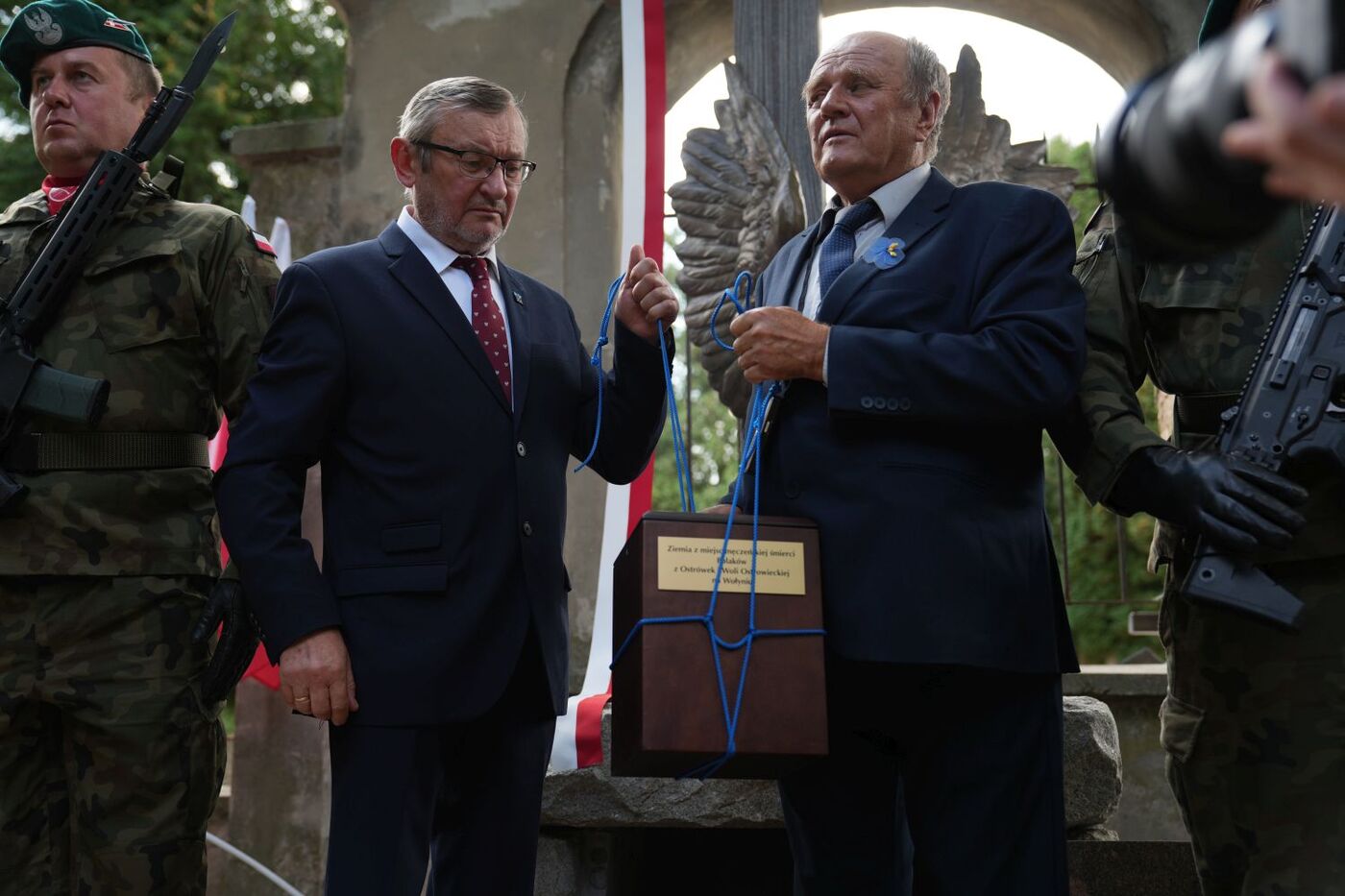 Uroczystość odsłonięcia upamiętnienia Ofiar Zbrodni Wołyńskiej – Lublin, 19 września 2026. Na zdj. dr Leon Popek, Zdzisław Koguciuk. Fot. Dominik Borek (IPN)