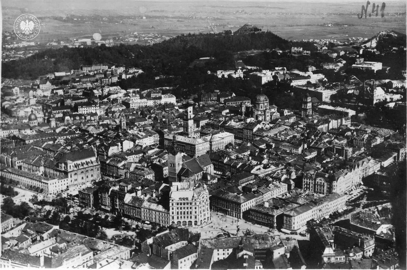 Widok z samolotu na panoramę przedwojennego Lwowa. Dobrze widoczny ratusz (w centrum), bazylika Wniebowzięcia Najświętszej Maryi Panny oraz klasztor dominikanów. W tle dostrzec można kopiec Unii Lubelskiej (fot. z zasobu AIPN)