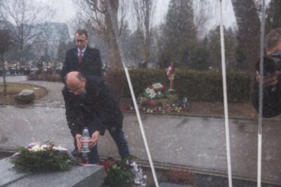 Kwiaty na grobie Władysława i Zofii Bartoszewskich. Fot. Sławomir Kasper (IPN)