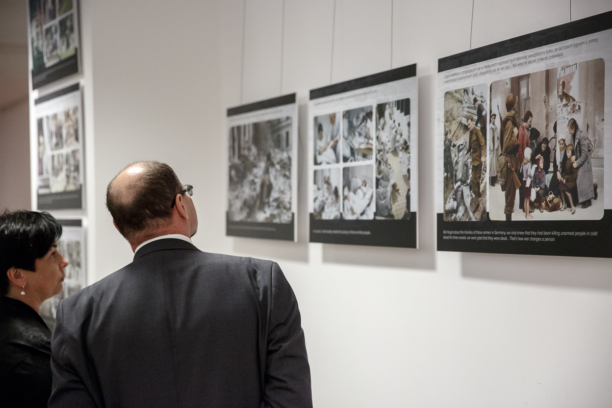 Otwarcie wystawy „Oblężenie Warszawy 1939. Fotografie Juliena Bryana” w warszawskim Centrum Edukacyjnym IPN im. Janusza Kurtyki „Przystanek Historia”, 3 września 2019 r. (fot. Sławek Kasper, IPN)
