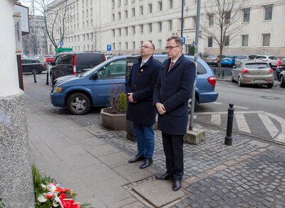 Dr Jarosław Szarek i dr Mateusz Szpytma złożyli kwiaty w miejscu, w którym w latach 1942-1944 znajdował się tajny sekretariat Rady Pomocy Żydom "Żegota". Fot. Marcin Jurkiewicz (IPN)
