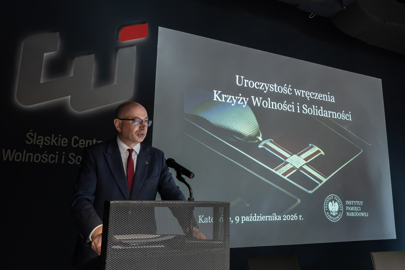 Uroczystość wręczenia Krzyży Wolności i Solidarności działaczom opozycji niepodległościowej z lat 1956–1989. Na zdj. zastępca prezesa IPN dr Mateusz Szpytma – Katowice, 9 października 2026. Fot. Krzysztof Łojko (IPN)