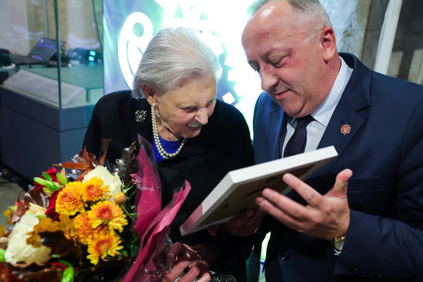 90. rocznica wodowania okrętu ORP „Błyskawica”. Na zdj. Katarzyna Raczyńska i zastępca prezesa IPN dr hab. Karol Polejowski – Londyn, 10 października 2026. Fot. Dariusz Skrzyniarz (IPN)