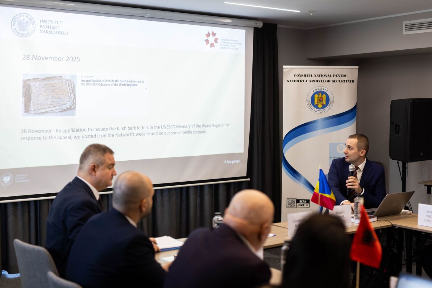 Marek Dąbrowski, zastępca naczelnika w Wydziale Zarządzania i Rozwoju Cyfrowego Archiwum, podsumował aktywności Archiwum IPN realizowane w ramach Sieci w ciągu ostatniego roku, 8 października 2026 r. Fot. CNSAS