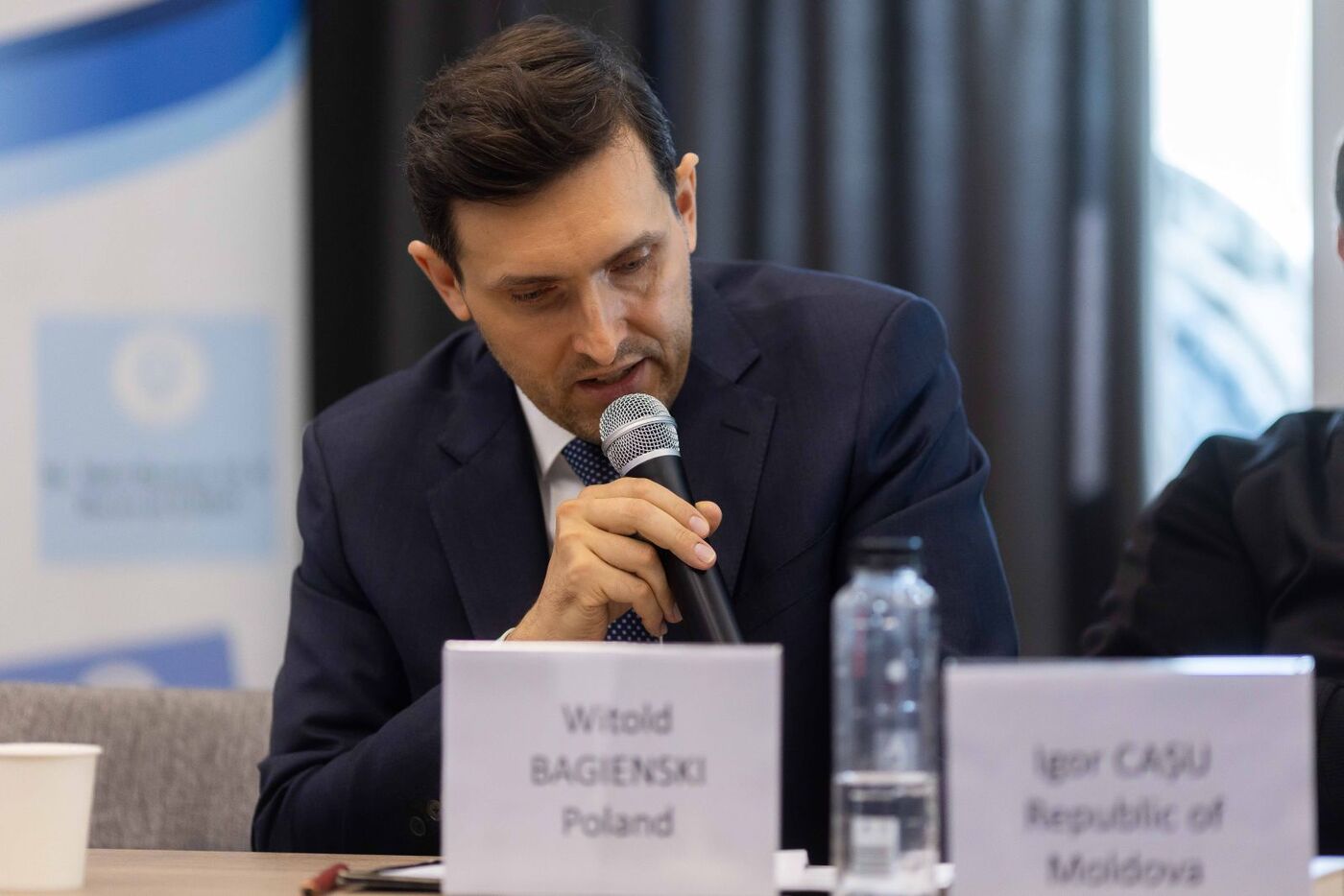 Doktor Witold Bagieński, główny specjalista w Wydziale Badań i Edukacji Archiwalnej, omówił projekt dotyczący współpracy wielostronnej organów bezpieczeństwa Bloku Wschodniego, 8 października 2026 r. Fot. CNSAS