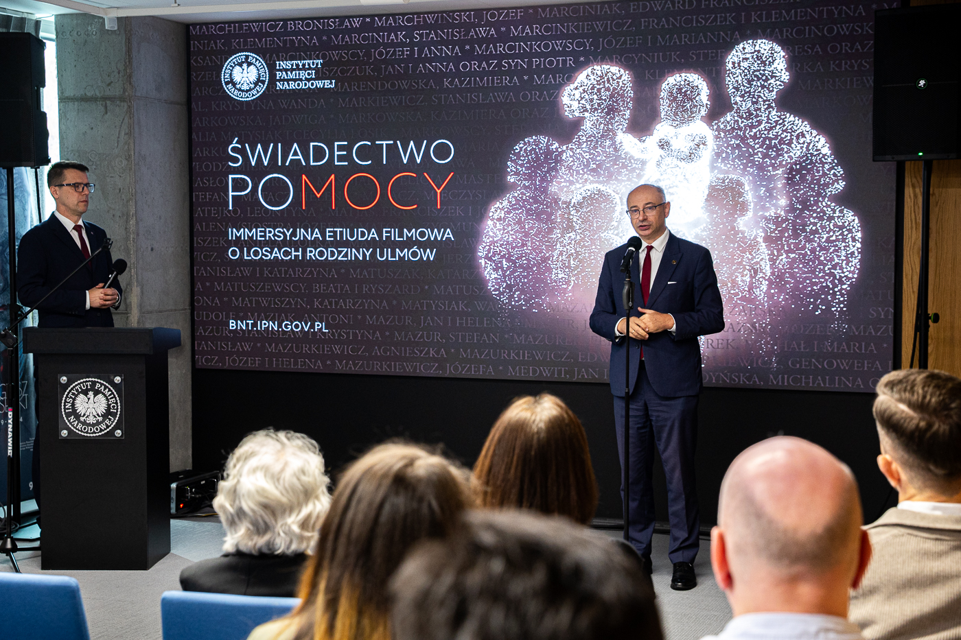 Otwarcie wystawy „Świadectwo poMOCY”. Na zdj. dr Mateusz Szpytma, zastępca prezesa IPN (P) i dr Rafał Kościański, rzecznik IPN (L) – Warszawa, 15 października 2026. Fot. Sławek Kasper (IPN)