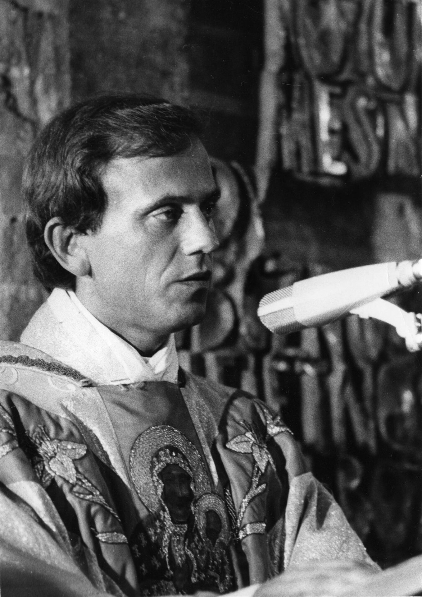 Uroczysta msza święta w kościele św. Brygidy w czwartą rocznicę strajku sierpniowego w Stoczni Gdańskiej im. Lenina. przy mikrofonie stoi ks. Jerzy Popiełuszko. Fot. AIPN