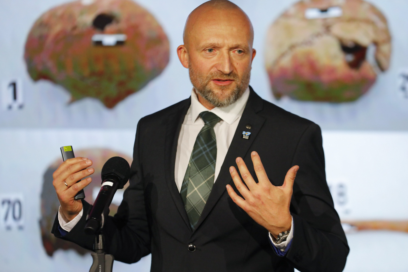 Konferencja prasowa podsumowująca tegoroczne prace poszukiwawcze i ekshumacyjne na Ukrainie. Na zdj. dr Łukasz Szleszkowski z Uniwersytetu Medycznego we Wrocławiu – Warszawa, 20 października 2026. Fot. Maciej Biedrzycki (IPN)