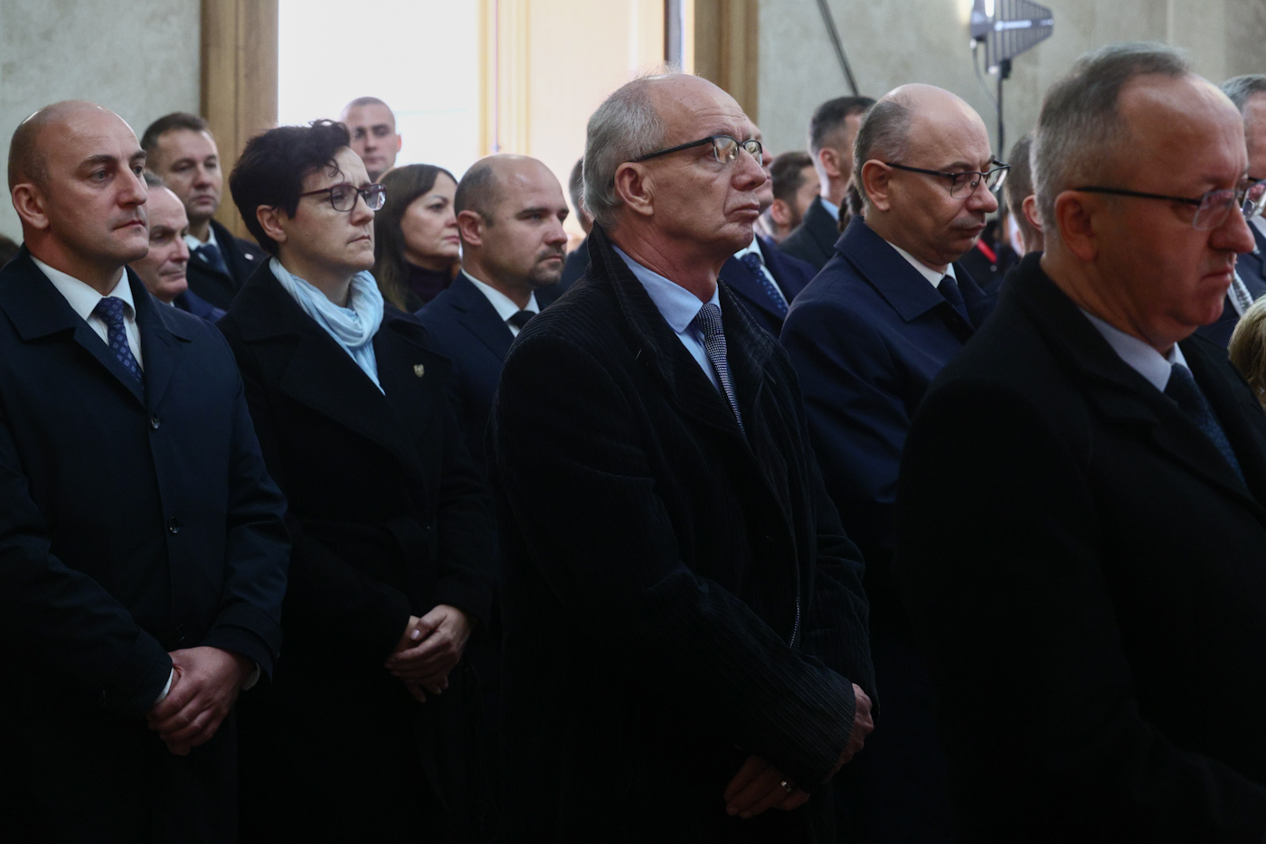 Ceremonia pogrzebowa 49 ofiar reżimu komunistycznego. Na zdj. od lewej: dyrektor Biura Prezesa IPN dr Marek Jedynak, dyrektor MŻWiWP PRL Adrianna Garnik, dyrektor wrocławskiego oddziału IPN dr hab. Kamil Dworaczek oraz zastępcy prezesa IPN: dr hab. Krzysztof Szwagrzyk, dr Mateusz Szpytma i dr hab. Karol Polejowski – Wrocław, 21 października 2026. Fot. Sławek Kasper (IPN)