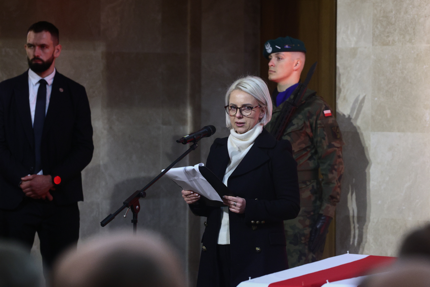 Ceremonia pogrzebowa 49 ofiar reżimu komunistycznego. Na zdj. prawnuczka ppłk. Ludwika Marszałka ps. Zbroja – Magdalena Ziółkowska – Wrocław, 21 października 2026. Fot. Sławek Kasper (IPN)