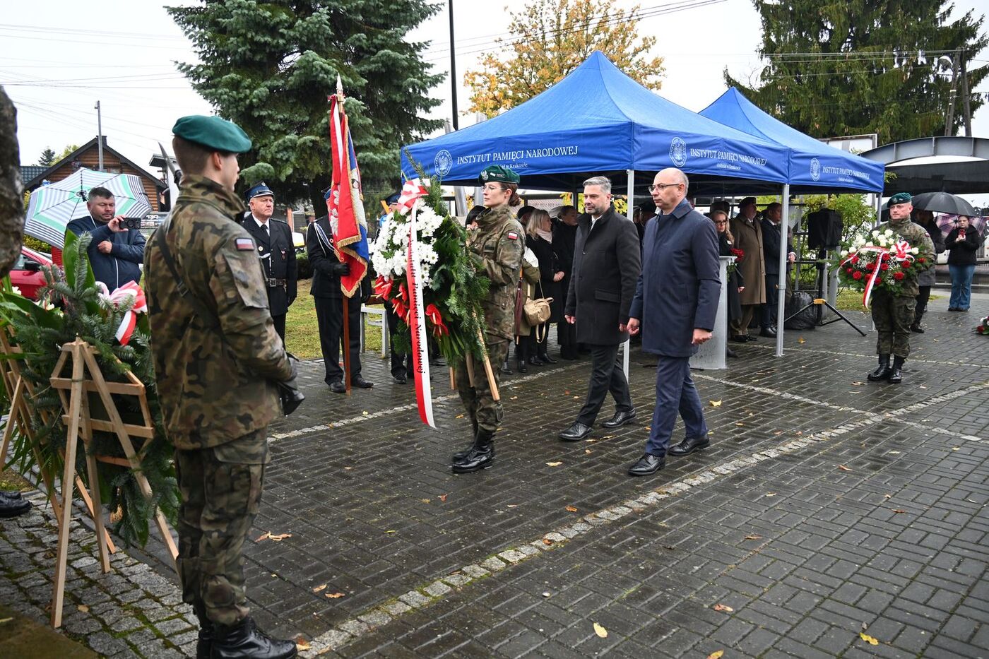 Uroczystości upamiętniające ludowców zamordowanych 80 lat temu przez komunistów. Na zdj. kwiaty składają dyrektor krakowskiego oddziału IPN dr hab. Filip Musiał i zastępca prezesa IPN dr Mateusz Szpytma – Rzeszotary, 22 października 2026. Fot. Janusz Ślęzak (IPN)