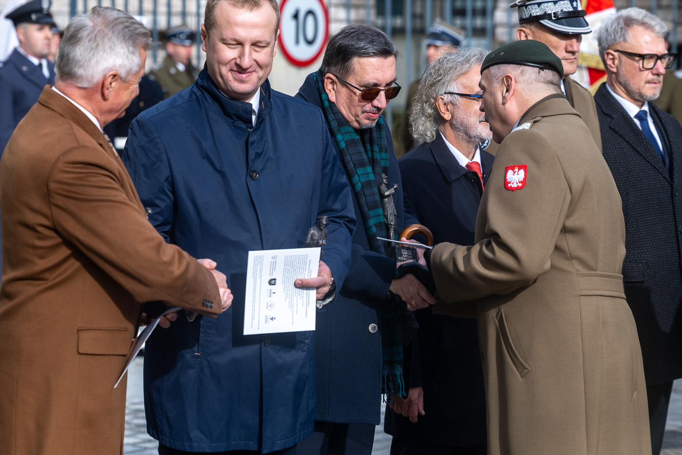 Dyrektor warszawskiego oddziału IPN dr Tomasz Łabuszewski otrzymał statuetkę – miniaturę pomnika  – Warszawa, 26 października 2026. Fot. Sławek Kasper (IPN)