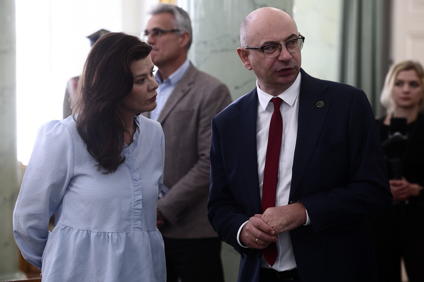 Uroczystość wręczenia not identyfikacyjnych rodzinom ofiar niemieckiego i komunistycznego terroru. Na zdj. dr Mateusz Szpytma, zastępca prezesa IPN i Anna Putkiewicz, dyrektor CPH IPN – Warszawa, 27 października 2026. Fot. Sławek Kasper (IPN)
