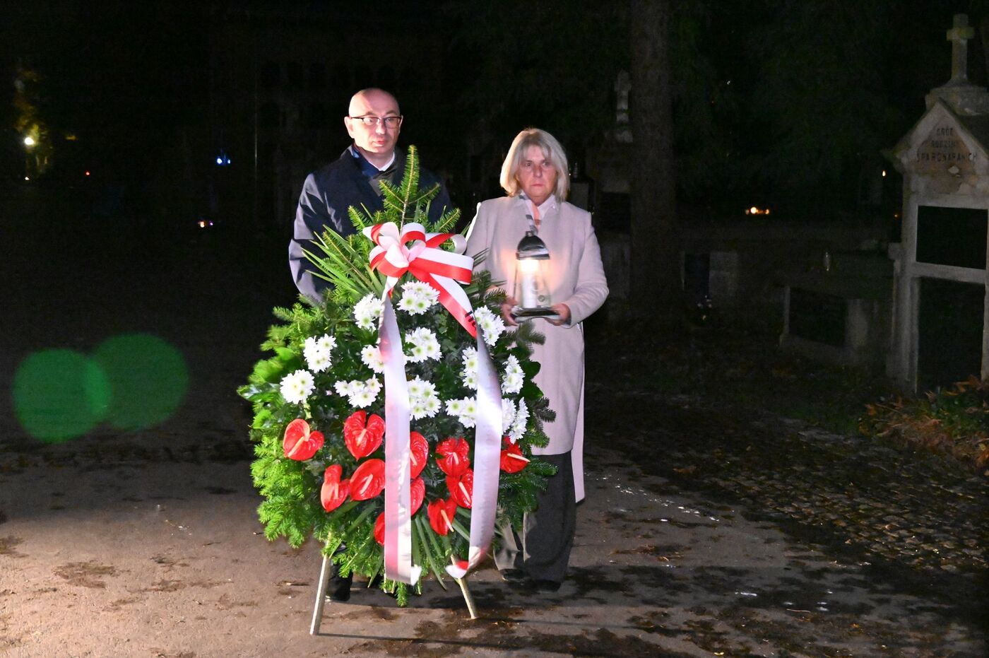 Wieniec przy grobowcu Ignacego Daszyńskiego na Cmentarzu Rakowickim w Krakowie złożyli: zastępca prezesa IPN dr Mateusz Szpytma i zastępca dyrektora krakowskiego oddziału IPN Cecylia Radoń – Kraków, 27 października 2026. Fot. Janusz Ślęzak (IPN)