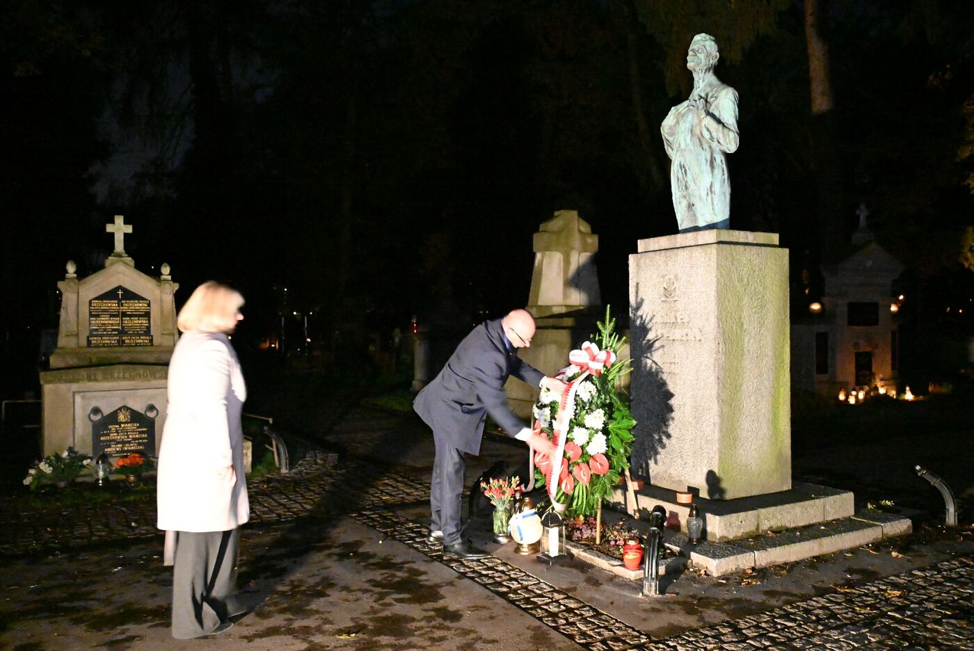 Wieniec przy grobowcu Ignacego Daszyńskiego na Cmentarzu Rakowickim w Krakowie złożyli: zastępca prezesa IPN dr Mateusz Szpytma i zastępca dyrektora krakowskiego oddziału IPN Cecylia Radoń – Kraków, 27 października 2026. Fot. Janusz Ślęzak (IPN)