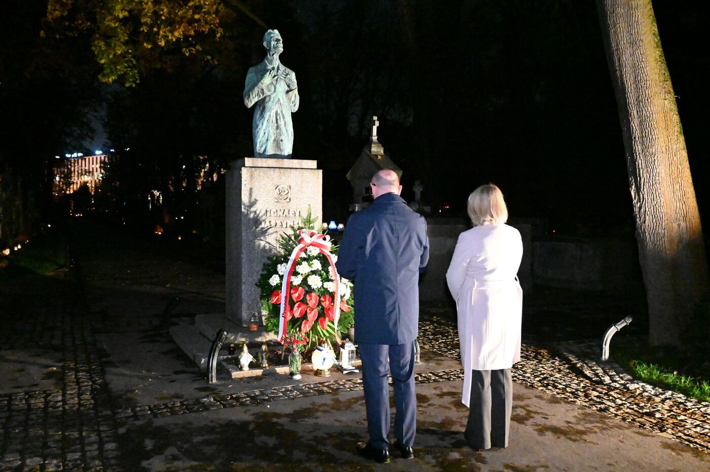 Wieniec przy grobowcu Ignacego Daszyńskiego na Cmentarzu Rakowickim w Krakowie złożyli: zastępca prezesa IPN dr Mateusz Szpytma i zastępca dyrektora krakowskiego oddziału IPN Cecylia Radoń – Kraków, 27 października 2026. Fot. Janusz Ślęzak (IPN)