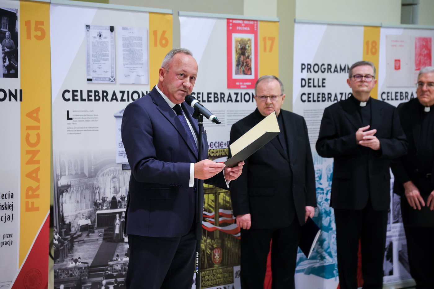 W Rzymie zaprezentowaliśmy wystawę „Obchody milenium chrztu Polski w różnych ośrodkach Polonii na podstawie zbiorów Archiwum Kościoła i Hospicjum św. Stanisława Biskupa i Męczennika w Rzymie”. Na zdj. zastępca prezesa IPN dr hab. Karol Polejowski – 28 października 2026. Fot. Dariusz Skrzyniarz (IPN)