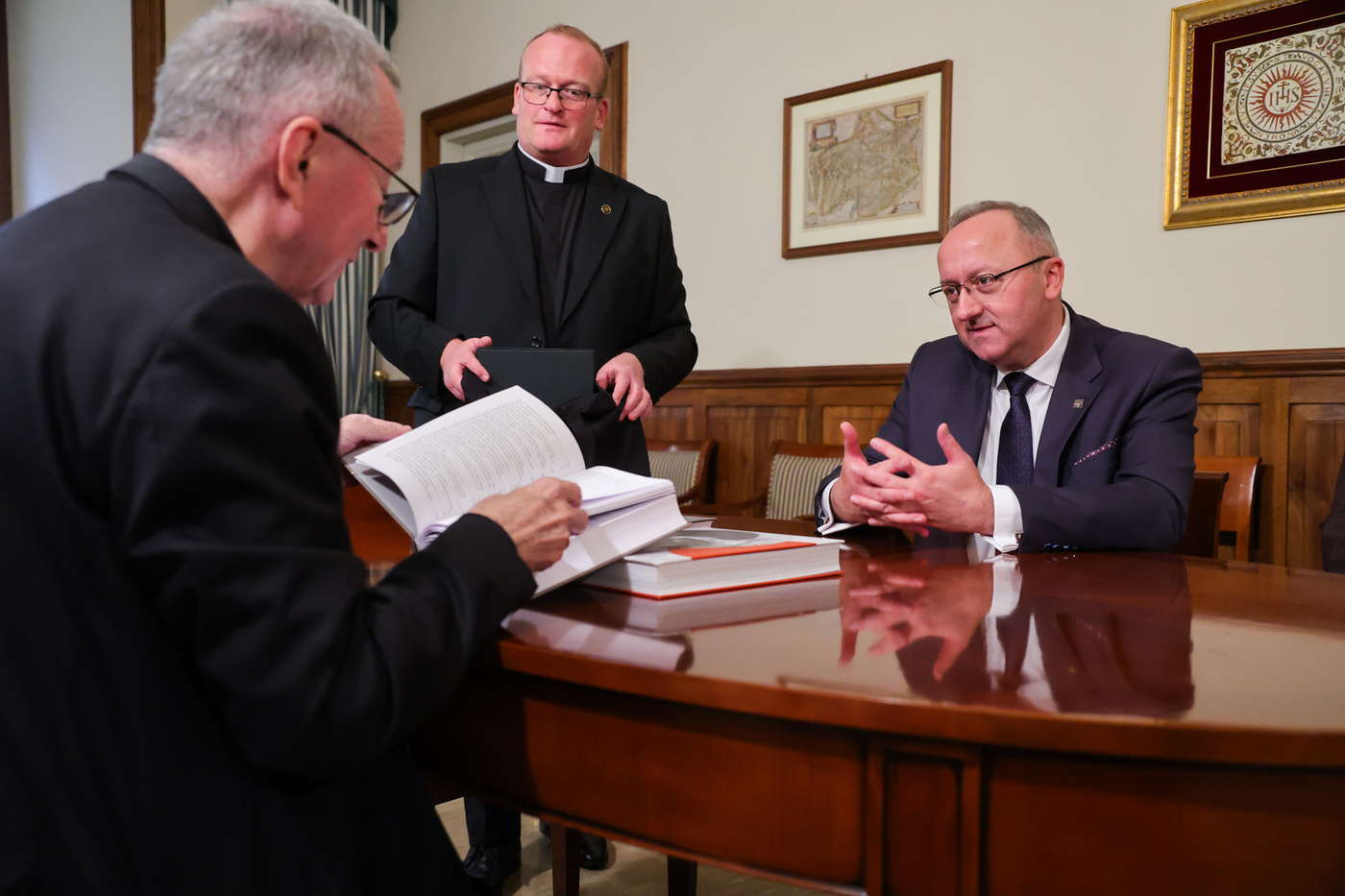 Spotkanie zastępcy prezesa IPN dr. hab. Karola Polejowskiego z kard. Pietro Parolinem, sekretarzem stanu Stolicy Apostolskiej – Rzym, 28 października 2026. Fot. Dariusz Skrzyniarz (IPN)