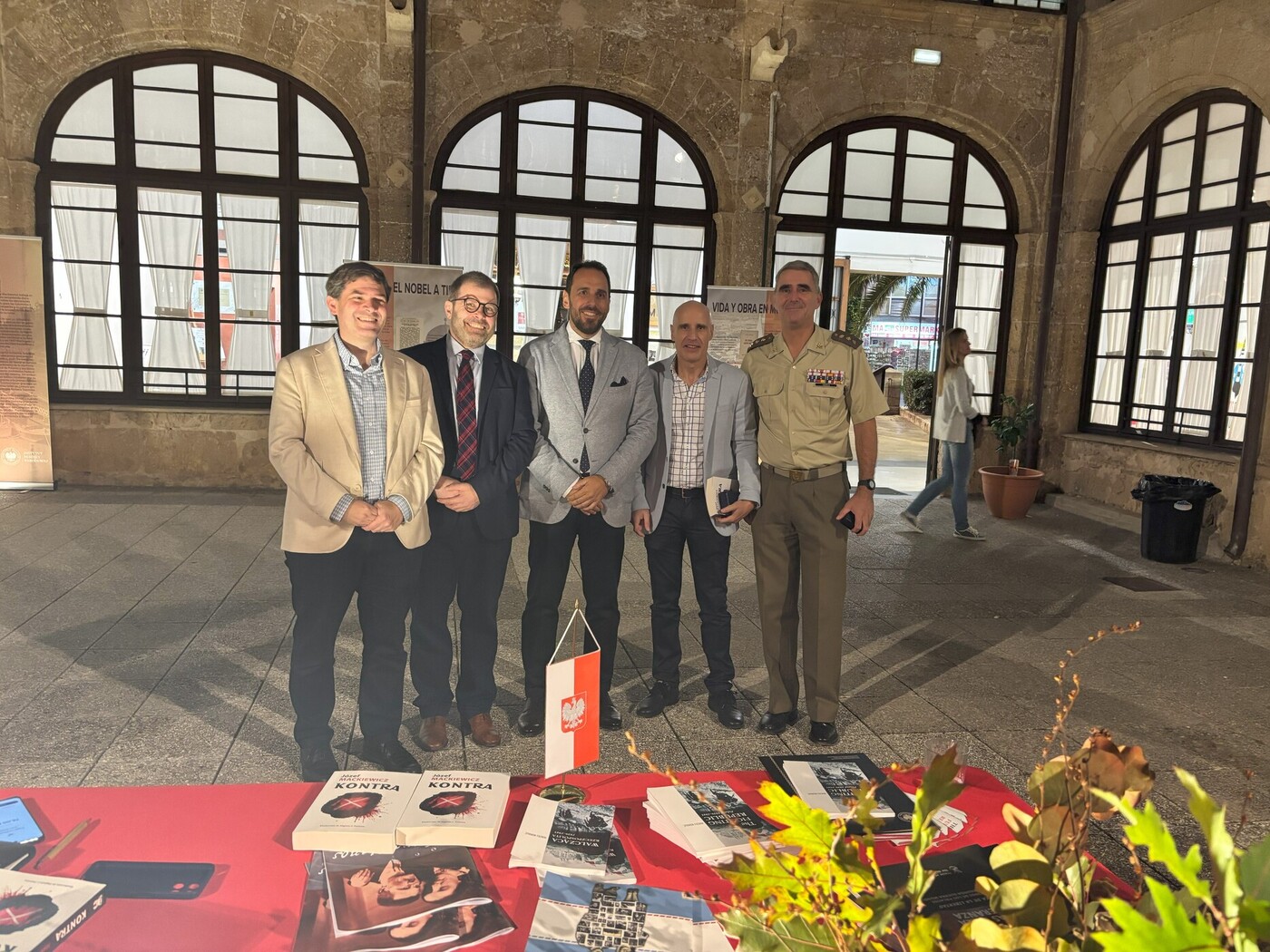 W Centrum Historii Wojskowości i Kultury w Palma de Mallorca w Hiszpanii otwarto wystawę IPN poświęconą polskiemu pisarzowi i działaczowi antykomunistycznemu Józefowi Mackiewiczowi. Z lewej: Higinio J. Paterna Sanchez (tłumacz Kontry na hiszpański), John Beauchamp (BWM IPN), Ignacio Fiol (Konsul Honorowy RP na Baleary), José Antonio Puebla (Komendant Policji na Wyspy Balearskie), płk. Iván Morgan Planas (szef sztabu Dowództwa Generalnego Balearów) – 27 października 2026. Fot. IPN