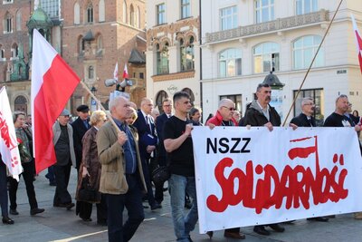 Ulicami Krakowa przeszedł VIII Biało-Czerwony Marsz Pamięci, upamiętniający rocznicę katastrofy smoleńskiej. Fot. Żaneta Wierzgacz (IPN)