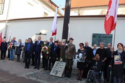 Zebrani przeszli  na pl. O. Adama Studzińskiego pod Wawel, gdzie m.in. odczytano nazwiska ofiar katastrofy. Fot. Żaneta Wierzgacz (IPN)
