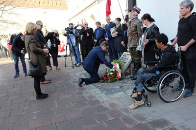 Prezes IPN złożył kwiaty pod Krzyżem Katyńskim. Fot. Żaneta Wierzgacz (IPN)
