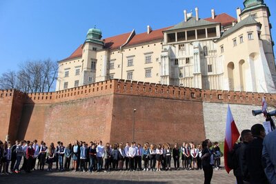 Zebrani przeszli spod pomnika Adama Mickiewicza na Rynku Głównym na pl. O. Adama Studzińskiego pod Wawel. Fot. Żaneta Wierzgacz (IPN)