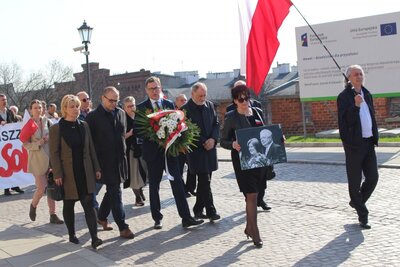 Po apelu uczestnicy przeszli do grobu pary prezydenckiej Lecha i Marii Kaczyńskich w krypcie wawelskiej. Fot. Żaneta Wierzgacz (IPN)