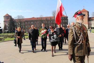 Po apelu uczestnicy przeszli do grobu pary prezydenckiej Lecha i Marii Kaczyńskich w krypcie wawelskiej. Fot. Żaneta Wierzgacz (IPN)