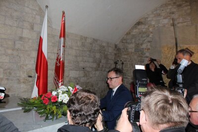 Prezes IPN złożył kwiaty na grobie pary prezydenckiej. Fot. Żaneta Wierzgacz (IPN)