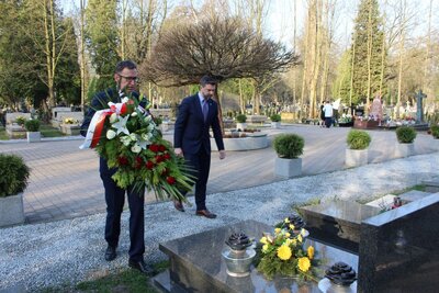 Złożenie kwiatów na grobie śp. Janusza Kurtyki na Cmentarzu Rakowickim w Krakowie. Fot. Janusz Ślęzak (IPN)
