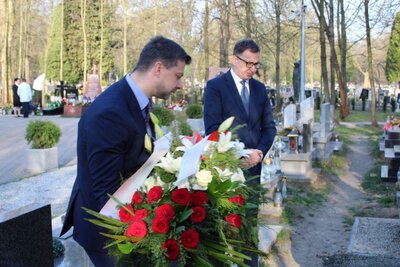 Złożenie kwiatów na grobie śp. Janusza Kurtyki na Cmentarzu Rakowickim w Krakowie. Fot. Janusz Ślęzak (IPN)
