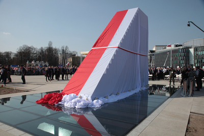 Odsłonięcie pomnika ku czci ofiar katastrofy smoleńskiej – 10 kwietnia 2018. Fot. Piotr Życieński (IPN)